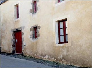 façade avec remontées capillaires Mur-Assèchement